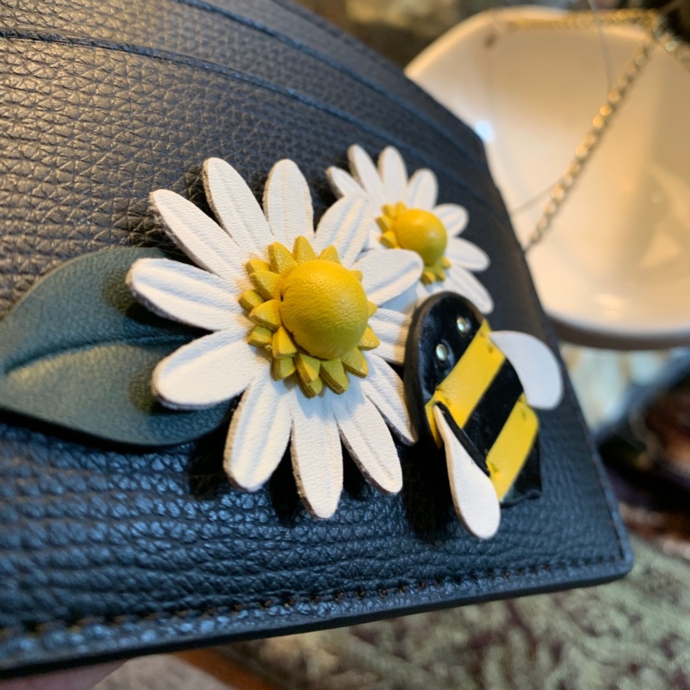 SOLD⛔️Authentic KATE SPADE Daisy Bee leather card holder - Picture 6 of 9